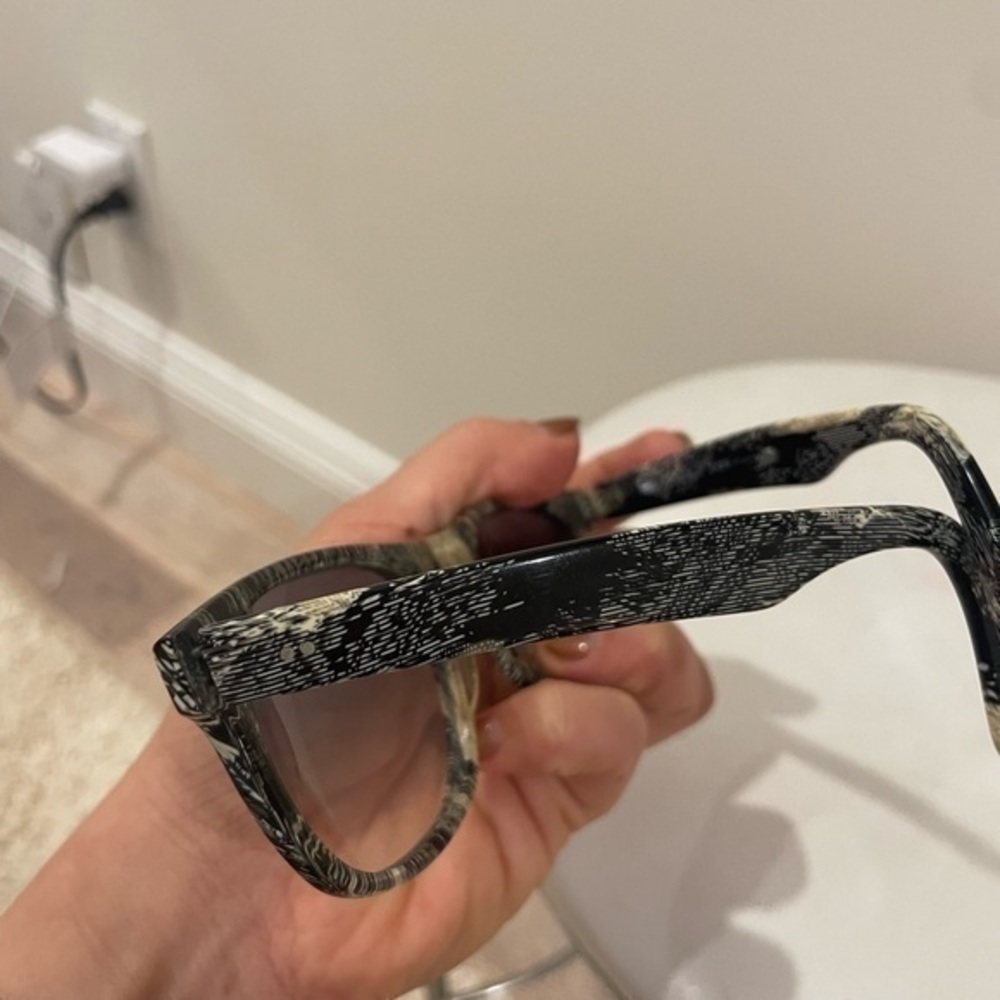 Sunglasses - Picture 2 of 7